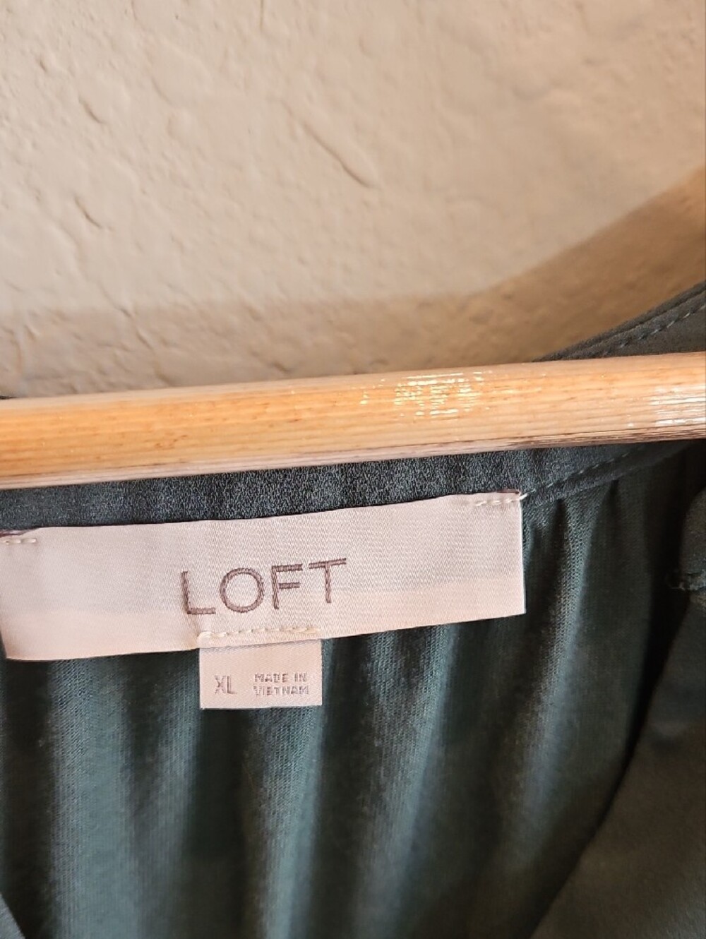 LOFT Green Sleeveless V-Neck Shell - Picture 3 of 3